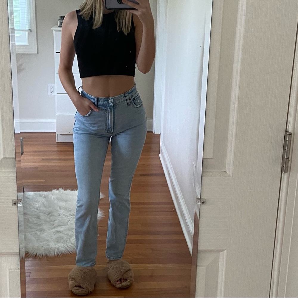 A&F THE 90’s SLIM STRAIGHT JEANS ULTRA HIGH RISE
